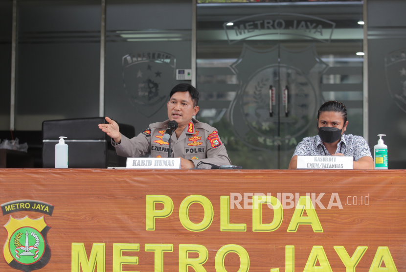 Kabid Humas Polda Metro Jaya Kombes Pol Endra Zulpan (kiri) didampingi Kasubdit Jatanras Ditreskrimum AKBP Awaludin Amin (kanan) memberikan keterangan pers soal kasus penembakan di Exit Tol Bintaro di Mapolda Metro Jaya, Jakarta, Selasa (7/12/2021). Berdasarkan hasil gelar perkara, kepolisian menetapkan Ipda OS yang merupakan anggota Ditlantas Polda Metro Jaya sebagai tersangka kasus penembakan di Exit Tol Bintaro yang mengakibatkan satu orang meninggal dunia dan satu orang mengalami luka tembak. 