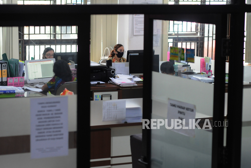 Sejumlah Aparatur Sipil Negara (ASN) beraktivitas di Kantor Pemerintah Kota Salatiga, Jawa Tengah. (ilustrasi)