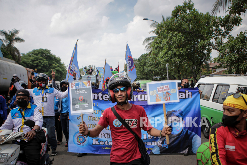 Sejumlah buruh melakukan konvoi menuju Kantor Pemerintahan Kota Tangerang saat aksi di Tanah Tinggi, Kota Tangerang, Banten, Kamis (18/11/2021). Mereka menuntut kenaikan Upah Minimum Kota (UMK) pada tahun 2022 sebesar 13,5 persen. 