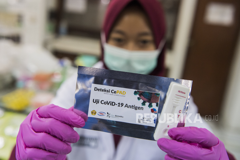 Peneliti menunjukkan alat deteksi cepat atau Rapid Test CePAD Antigen di Pusat Riset Bioteknologi Molekular dan Bioinformatika Universitas Padjadjaran, Bandung, Jawa Barat, Kamis (21/5/2020). Universitas Padjadjaran bekerja sama dengan Tekad Mandiri Citra dan Pakar Biomedika Indonesia menciptakan dan memproduksi Rapid Test CePAD Antigen guna mendeteksi keberadaan virus dalam penanganan COVID-19 atau penyakit infeksi lainnya