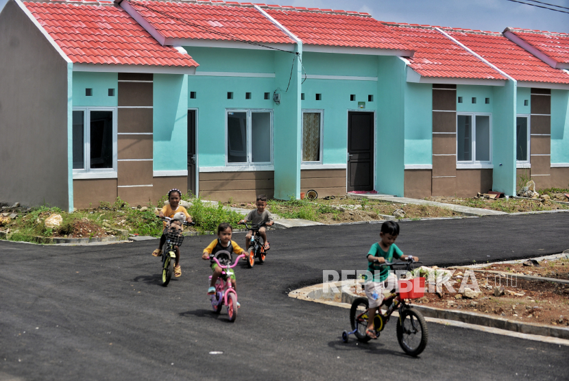 Anak-anak bermain sepeda di lingkungan kompleks perumahan bersubsidi di Ciseeng, Bogor, Jawa Barat, Senin (19/2/2024). Dalam usianya yang ke-74 tahun, BTN membuktikan kepada pemerintah, stakeholder, dan rakyat Indonesia untuk terus setia mengemban amanah melakukan pembiayaan perumahan khususnya bagi masyarakat berpenghasilan rendah (MBR). Dari total 5,2 juta unit rumah yang telah dibiayai BTN selama 74 tahun, sekitar 4,05 juta dinikmati oleh MBR melalui fasilitas KPR Subsidi.