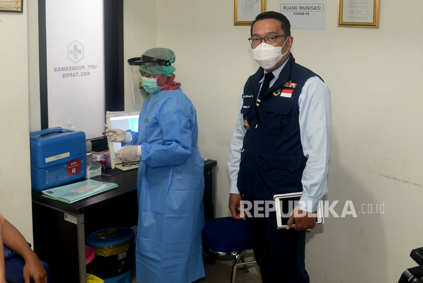 Gubernur Jawa Barat Ridwan Kamil meninjau proses simulasi uji coba vaksinasi Covid-19 di Puskesmas Tapos, Kota Depok, Jawa Barat, Kamis (23/10).