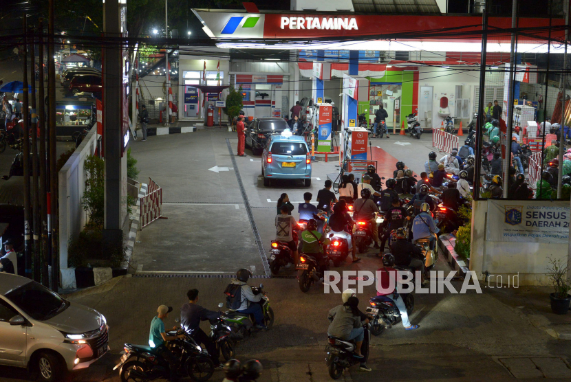 Sejumlah pengendara sepeda motor antre mengisi BBM di SPBU Kawasan Matraman, Jakarta, Rabu (31/8/2022). Terpantau di sejumlah SPBU di Jakarta dipadati pengendara yang mengantre BBM akibat rencana pemerintah menaikkan harga BBM jenis pertalite dan solar bersubsidi per tanggal 1 September 2022. Prayogi/Republika