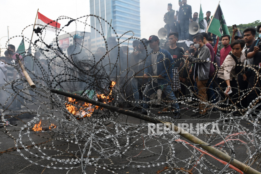 Sejumlah aktivis Himpunan Mahasiswa Islam (HMI) berunjuk rasa di depan kompleks Parlemen, Senayan, Jakarta, Senin (29/8/2022). Mereka menolak rencana pemerintah menaikkan harga bahan bakar minyak (BBM) subsidi, mencabut kenaikan tarif dasar listrik (TDL), dan mendesak pemerintah untuk memberantas mafia di sektor migas yang merugikan rakyat. 