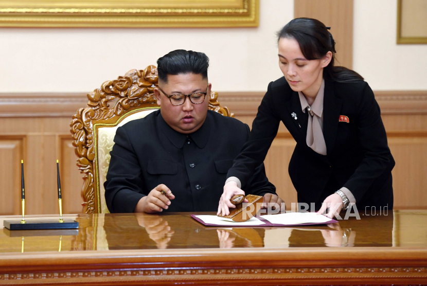 Kim Yo Jong, membantu saudara lelakinya pemimpin Korea Utara Kim Jong Un menandatangani pernyataan bersama setelah pertemuan puncak dengan Presiden Korea Selatan Moon Jae-in di Paekhwawon State Guesthouse di Pyongyang, Korea Utara.