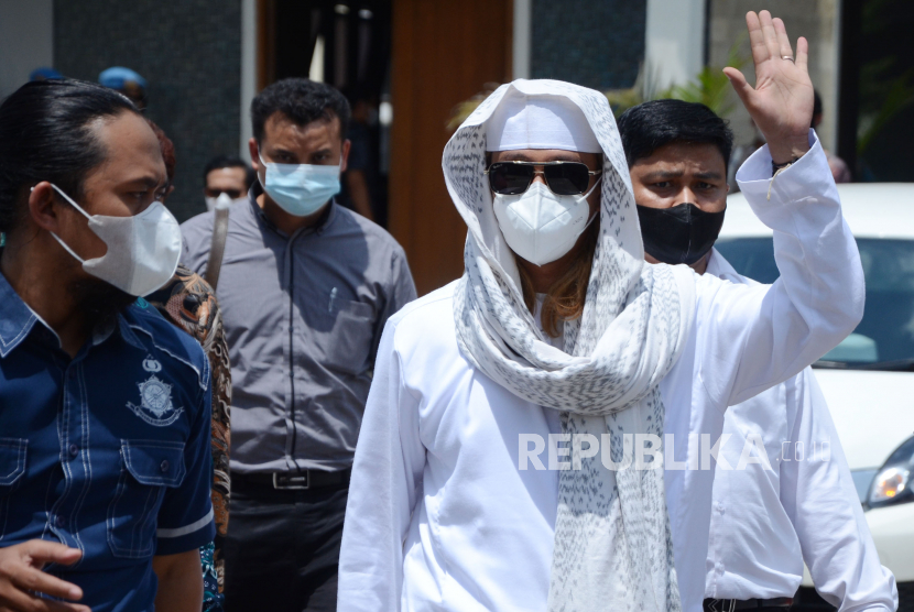Habib Bahar bin Smith hadir memenuhi panggilan Polda Jawa Barat untuk diperiksa berkaitan dengan kasus ujaran kebencian di Mapolda Jawa Barat, Jalan Soekarno Hatta, Kota Bandung, Senin (3/1).