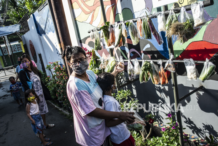 Warga mengambil paket sembako gratis di kawasan Jati Padang, Jakarta, Sabtu (16/5/2020). Paket sembako gratis antarwarga tersebut diperuntukan bagi warga yang membutuhkan akibat terkena dampak berkurangnya penghasilan karena penerapan Pembatasan Sosial Berskala Besar (PSBB) untuk pencegahan COVID-19 di DKI Jakarta