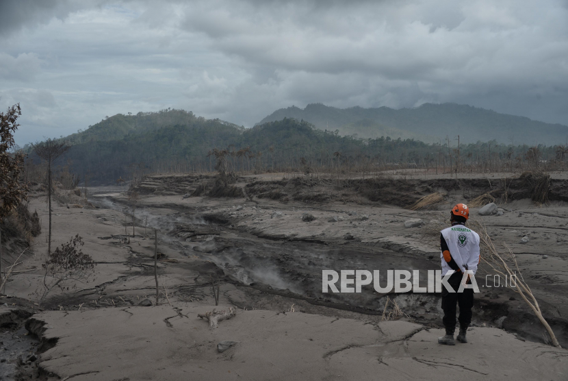 Kondisi Dusun Curah Kobokan, Desa Supitarang, Kabupaten Lumajang, Senin (6/12). Dusun Curah Kobokan adalah salah satu wilayah yang terdampak cukup parah akibat erupsi Gunung Semeru. Hampir semua rumah warga di lokasi itu hancur.