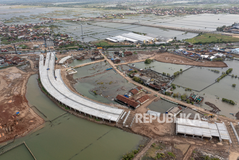 Foto udara proyek pembangunan Jalan Tol Semarang - Demak seksi II di Kecamatan Sayung, Kabupaten Demak, Jawa Tengah. Kementerian PUPR sebut Tol Semarang-Demak Seksi 2 akan beroperasi akhir tahun ini.