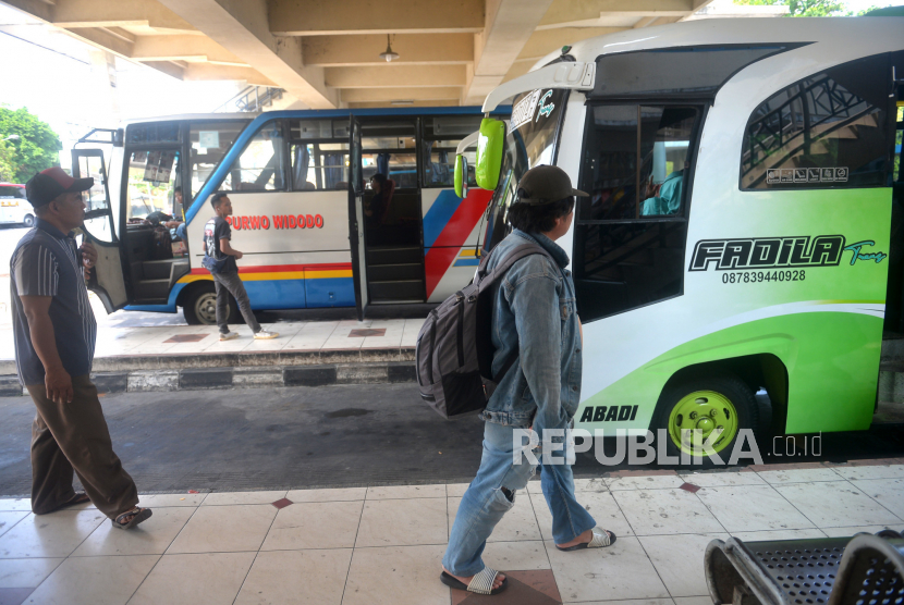 Bus antarkota antarprovinsi (AKAP) menunggu penumpang di Terminal Giwangan, Yogyakarta, Senin (5/9/2022). Imbas kenaikan harga BBM oleh Pemerintah pada Sabtu (3/9/2022), tarif angkutan bus AKAP mulai mengalami penyesuaian. Berdasarkan pantauan di terminal besarnya kenaikan harga tiket dikisaran Rp 20 ribu hingga Rp 50 ribu tergantung rute dan kebijakan pemilik bus.