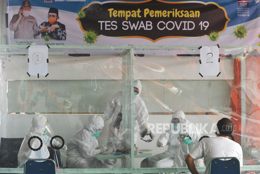 Sebanyak 32 orang postif Covid-19 yang semuanya dari hasil swab di Pasar Raya Padang. Foto petugas medis mengambil sampel lendir dari seorang pedagang saat tes swab di Pasar Raya Padang, Sumatera Barat. (ilustrasi)