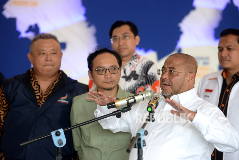 Sekjen PKS Habib Aboe Bakar Alhabsyi (dua kanan) didampingi Sekjen PKB Muhammad Hasanuddin Wahid (tengah) dan Plt Sekjen Partai Nasdem Hermawi Taslim (kiri) memberikan keterangan usai mengelar rapat.