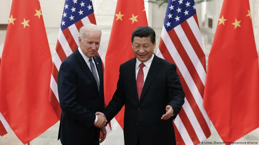 Presiden AS Joe Biden berbicara dengan Presiden Cina Xi Jinping 