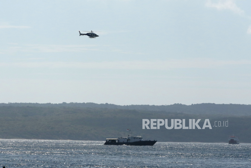 Helikopter milik Polri bersama kapal patroli melakukan pencarian korban KMP Yunicee yang tenggelam di Selat Bali terlihat dari Pelabuhan Ketapang, Banyuwangi, Jawa Timur, Kamis (1/7/2021). Memasuki hari ke-3 pencarian, tim SAR gabungan fokus pada 11 korban yang belum ditemukan. 