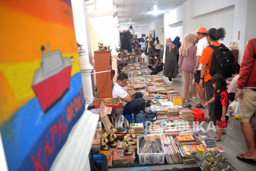 Ilustrasi warga Jakarta menggiatkan literasi buku.