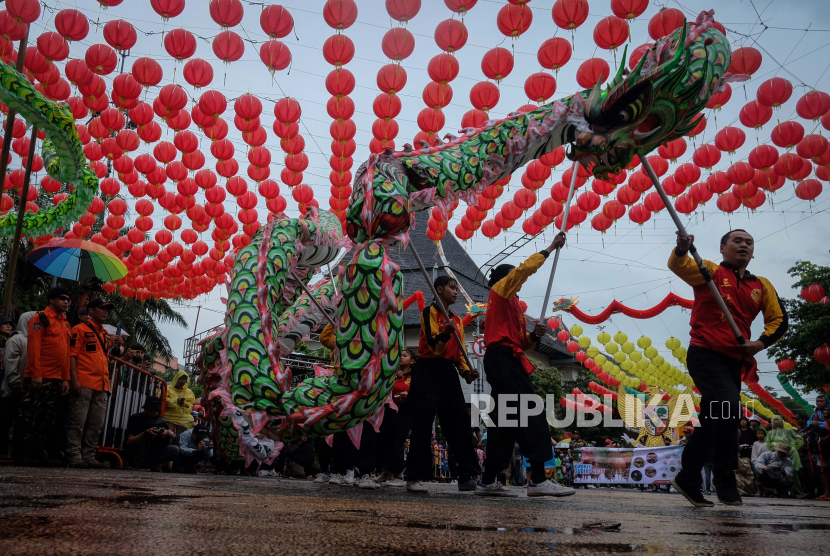 Peserta menampilkan pertunjukan seni Liong pada kirab tradisi Grebeg Sudiro menjelang Imlek di Solo, Jawa Tengah, Ahad (4/2/2024). Tradisi yang digelar rutin setiap tahun tersebut sebagai simbol akulturasi masyarakat Jawa dan warga etnis Tionghoa di Solo yang hidup rukun sekaligus untuk mendorong meningkatnya kunjungan pariwisata. 