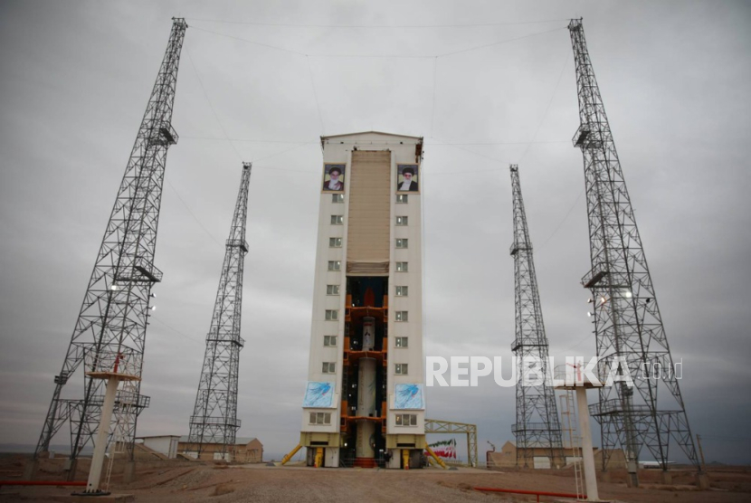 Foto selebaran yang disediakan oleh Kementerian Pertahanan Iran, (28/1/2024)menunjukkan pembawa satelit Simorgh (Phoenix) sebelum diluncurkan di Pelabuhan Luar Angkasa Imam Khomeini di provinsi Semnan