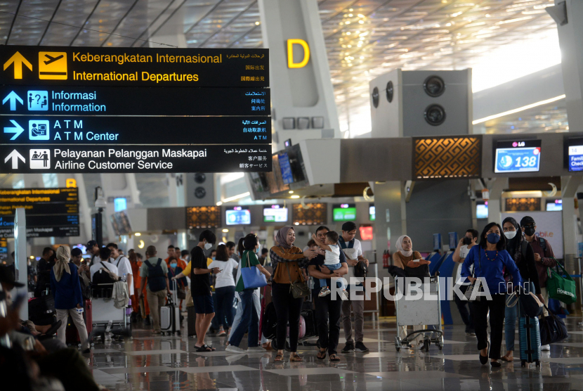 Calon penumpang berjalan menuju pintu keberangkatan pesawat di Terminal 3 Bandara Sekarno Hatta, Tangerang, Banten, Kamis (20/4/2023).