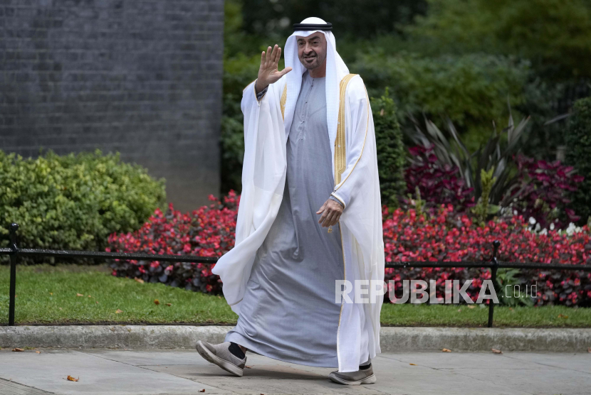  Sheikh Mohammed bin Zayed Al Nahyan. Para penguasa di Uni Emirat Arab (UEA) dengan suara bulat menunjuk Sheikh Mohammed bin Zayed Al Nahyan (MbZ) dari Abu Dhabi sebagai presiden negara tersebut pada Sabtu (14/5/2022).