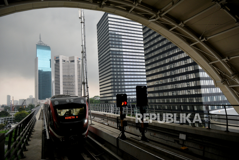 Suasana stasiun Light Rail Transit atau LRT Dukuh Atas, Jakarta, Kamis (6/7/2023). LRT Jabodebek akan segera melakukan uji coba untuk penumpang umum pada tanggal 12 Juli hingga 15 Agustus 2023 dan akan resmi beroperasi mulai tanggal 18 Agustus 2023 mendatang. Pada masa uji coba penumpang hanya dikenakan tarif sebesar  Rp1 dengan Jumlah kapasitas penumpang sebanyak 150 per rangkaian LRT. Moda transportasi tanpa masinis tersebut memiliki tiga line antara lain Cawang-Bekasi, Cawang-Harjamukti dan Cawang-Dukuh Atas dengan waktu tempuh dari Stasiun Dukuh Atas menuju Stasiun Jatimulya sekitar 45 menit. Sementara untuk  Kapasitas maksimum LRT sebanyak 1.308 penumpang.