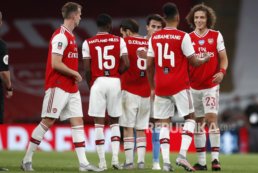  Para pemain Arsenal merayakan setelah pertandingan semifinal Piala FA antara Arsenal dan Manchester City di Wembley di London, Inggris, Sabtu, 18 Juli 2020.