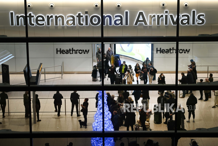 Wisatawan tiba di Bandara Heathrow di London, Inggris, 04 Januari 2023. Harga minyak naik di perdagangan Asia pada Senin (9/1/2023) sore karena pembukaan kembali perbatasan China, importir minyak mentah utama dunia.