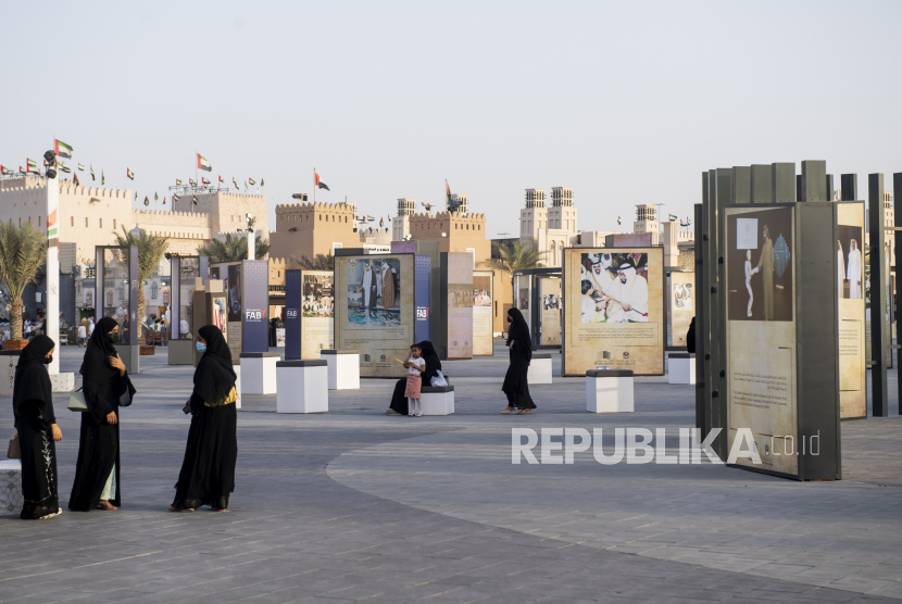 Pengunjung menghadiri Festival Sheikh Zayed di Abu Dhabi, Uni Emirat Arab, Sabtu (12/3/2022). Abu Dhabi Umumkan Aturan Menjual Minuman Keras