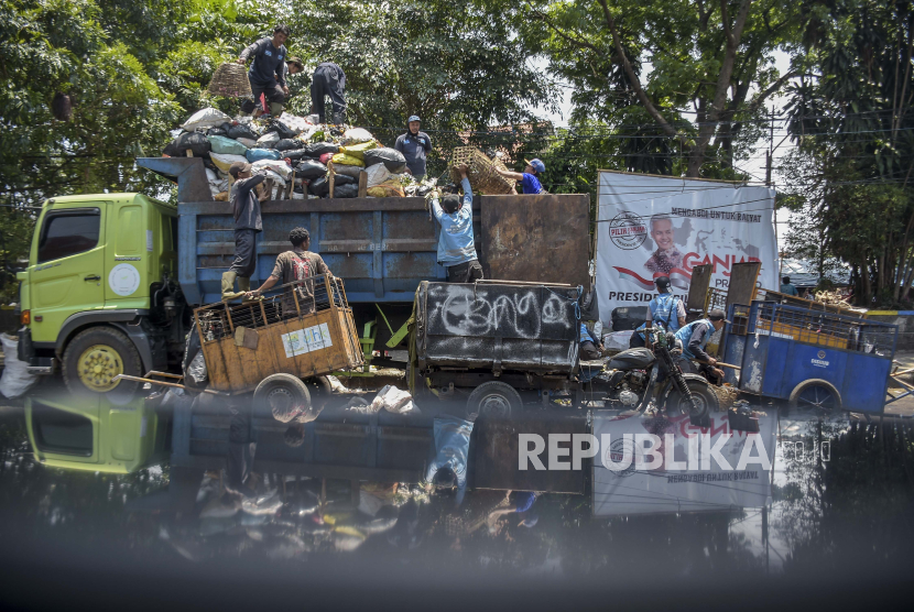 Anggota DPRD Provinsi Jawa Barat Daddy Rohanady menegaskan seluruh elemen masyarakat harus mulai peduli dengan masalah sampah. (ilustrasi)