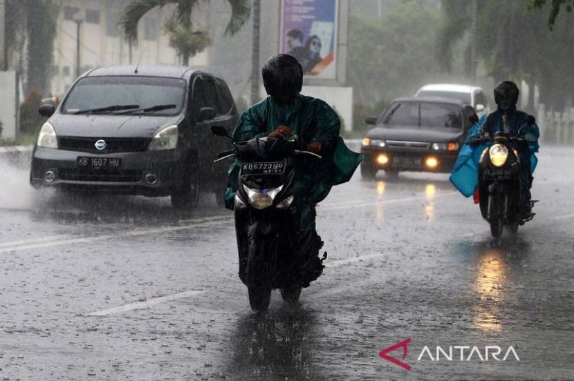Sebagian Jakarta diperkirakan hujan pada Sabtu sore hingga malam.