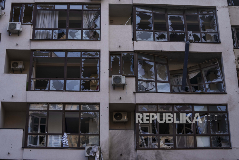  Kerusakan di lokasi sebuah bangunan tempat tinggal setelah ledakan, di Kyiv, Ukraina, Ahad, 26 Juni 2022. Beberapa ledakan mengguncang barat ibukota Ukraina pada dini hari Ahad pagi, dengan setidaknya dua bangunan tempat tinggal melanda, menurut Walikota Kiev Vitali Klitschko.