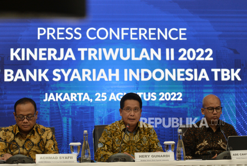 Direktur Utama PT Bank Syariah Indonesia Tbk (BSI) Hery Gunardi (tengah) bersama jajaran direksi lainnya saat paparan kinerja kuartal II di Jakarta, Kamis (25/8/2022).