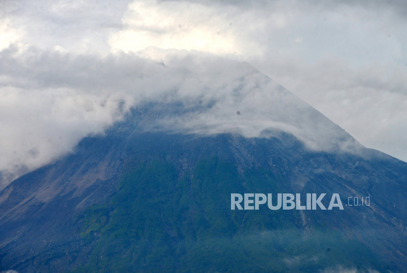 Gunung Merapi terus melontarkan awak panas.