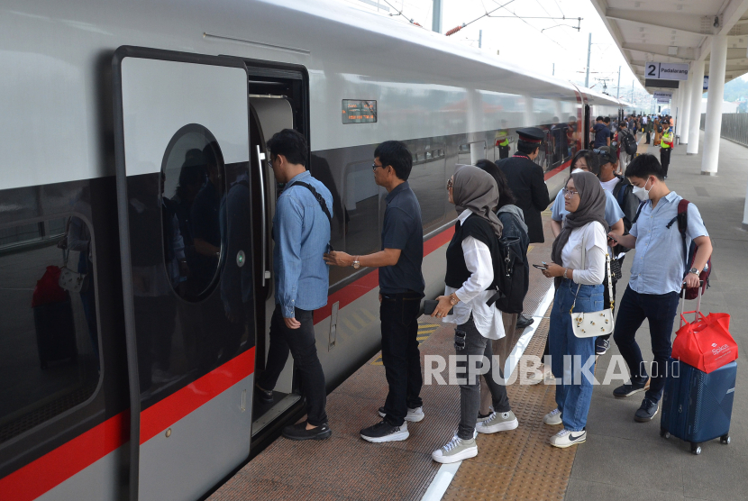 Penumpang kereta cepat antre memasuki gerbong di Stasun Kereta Cepat Padalarang, Bandung, Jawa Barat, Sabtu (10/2/2024). 