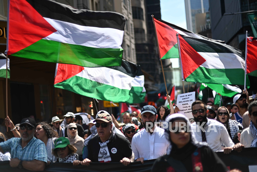 People participate in a pro-Palestine protest in Sydney, Australia, 04 February 2024.   