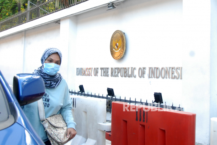 Seorang WNI berjalan di depan kantor Kedutaan Besar Republik Indonesia (KBRI) di Kuala Lumpur, Malaysia. Untuk keempat kalinya Malaysia memperpanjang lockdown demi tekan penularan Covid-19. Ilustrasi.