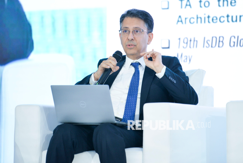 Country Economist IsDB Regional Hub Indonesia Ali Mansour Fallahi saat memaparkan materi dalam acara Islamic Finance Dialogue di Jakarta, Senin (26/5/2025).  
