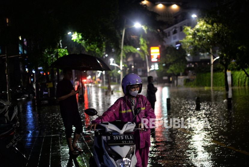 Pengendara mendorong motor di Jalan Kemang Raya, Jakarta Selatan, Selasa (5/10/2022). Pemkot Jaksel melakukan penataan, salah satunya kawasan Kemang agar memiliki lokasi penampungan air hujan.