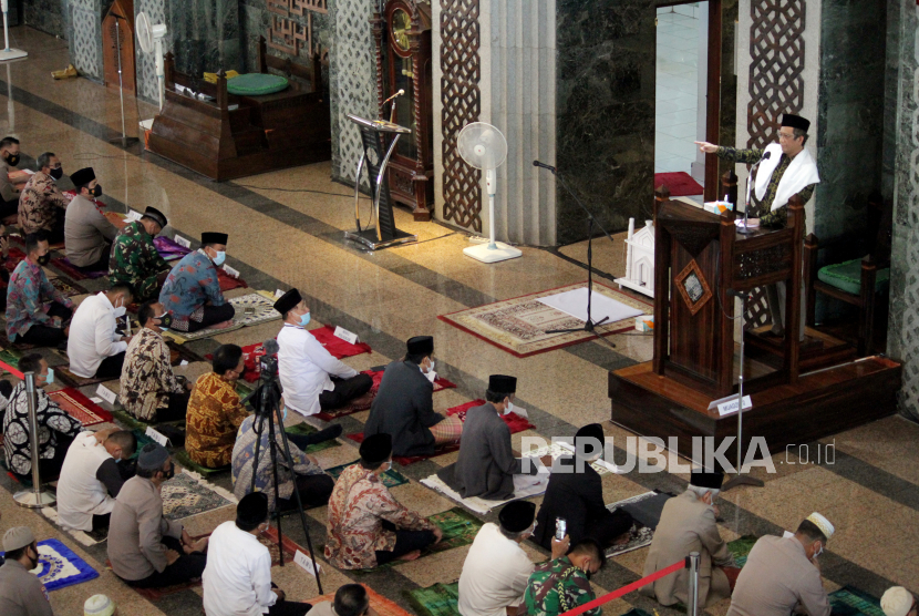 Menteri Koordinator Politik, Hukum, dan Keamanan (Menkopolhukam) Mahfud MD menyampaikan khotbah Jumat di Masjid Al-Markaz Al-Islami di Makassar, Sulawesi Selatan, Jumat (23/4/2021). Lewat khotbah Jumat, Menkopolhukam Mahfud MD mengajak umat muslim untuk meningkatkan keimanan dengan memperbanyak ibadah serta bersama-sama menjaga keamanan dan ketertiban masyarakat selama bulan Ramadhan 1442 H. 