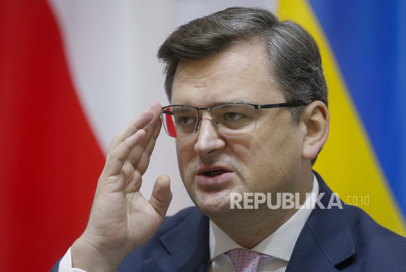Menteri Luar Negeri Ukraina Dmytro Kuleba mengisyaratkan menolak adanya intervensi asing dalam potensi masuknya negaranya ke NATO