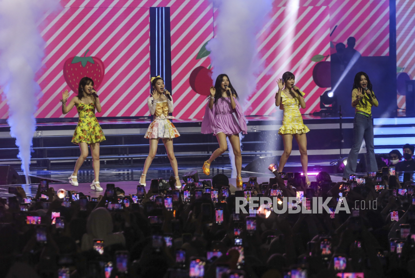 Personel Red Velvet beraksi dalam acara Allo Bank Festival di Istora Senayan, Jakarta, Sabtu (21/5/2022). Red Velvet sedang mempersiapkan peluncuran The ReVe Festival 2022 – Birthday.