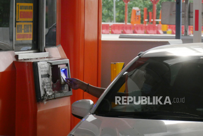 Pengemudi kendaraan melakukan transaksi di gardu transaksi Gerbang Tol Palimanan, Cirebon (ilustrasi). Badan Pengatur Jalan Tol (BPJT) Kementerian PUPR mengatakan pada tahun ini transksi jalan akan tembus melebih Rp 24 triliun. 