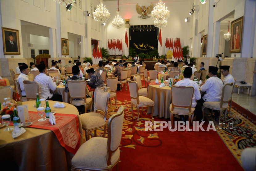 Presiden Joko Widodo menggelar buka puasa bersama para menteri Kabinet Indonesia Maju di Istana Negara, Jakarta, Kamis, (28/3/2024). Sejumlah menteri dan pejabat tinggi negara tampak hadir pada acara buka puasa tersebut, termasuk Presiden terpilih 2024-2029, Prabowo Subianto yang duduk satu meja bersama Presiden Joko Widodo. Pada acara itu Wakil Presiden Maruf Amin memberikan ceramah sebelum berbuka puasa. Acara ditutup dengan tausiyah dan doa dari penceramah Gus Mifthah.