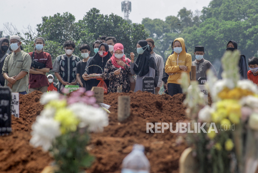 Pihak keluarga dan kerabat menyaksikan pemakaman korban COVID-19 dari kejauhan di pemakaman khusus COVID-19 TPU Pondok Rajeg, Kabupaten Bogor, Jawa Barat. Kamis (22/7) Satgas Penanganan Covid-19 melaporkan ada 1.449 orang meninggal dunia dengan status positif.