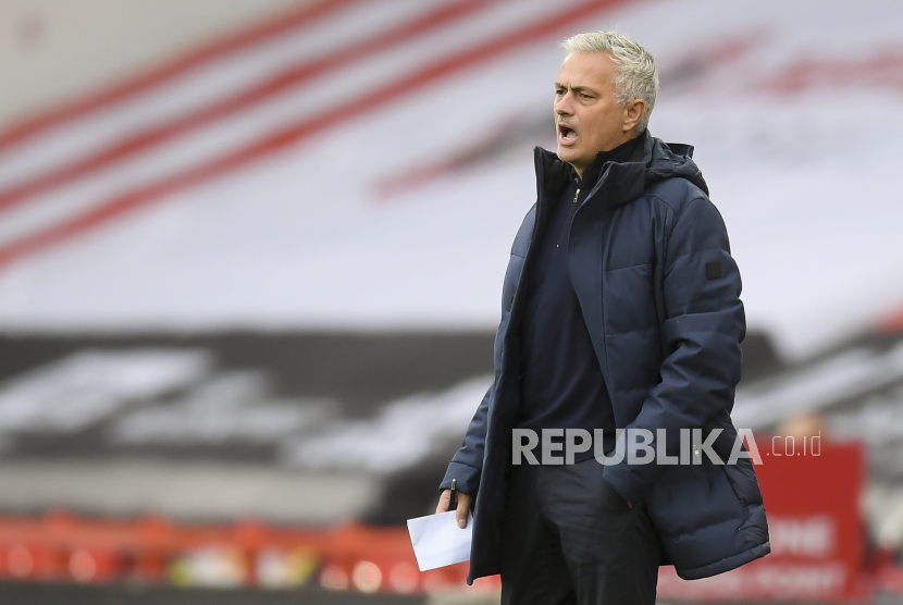 Tottenham Hotspur manager Jose Mourinho reacts during the English Premier League soccer match between Sheffield United and Tottenham Hotspur in Sheffield, Britain, 02 July 2020.  EPA-EFE/Michael Regan/NMC/Pool 