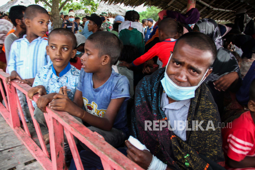 Sejumlah pengungsi etnis Rohingya beristirahat di pondok pedagang pesisir pantai Lancok, Kecamatan Syantalira Bayu, Aceh Utara.