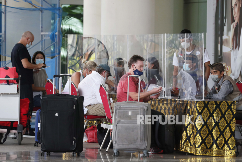  Wisatawan asing tiba di Bandara Internasional Ngurah Rai di Bali, 7 Maret 2022. Penerbangan maskapai KLM Royal Dutch rute Singapura-Denpasar-Singapura yang sebelumnya terhenti di masa pandemi Covid-19 telah aktif kembali ditandai dengan ketibaan di Bandara Bali pada Rabu (9/3/2022).