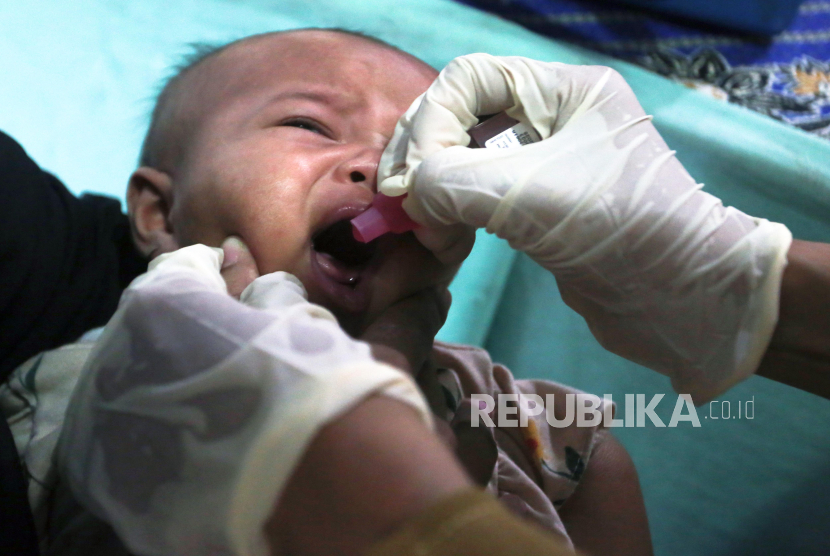 Petugas kesehatan memberikan vaksin rotavirus tetes ke seorang bayi dalam kegiatan Pekan Imunisasi Dunia tahun 2024 di Kantor Kelurahan Pamulang Barat, Tangerang Selatan, Banten, Selasa (14/5/2024).