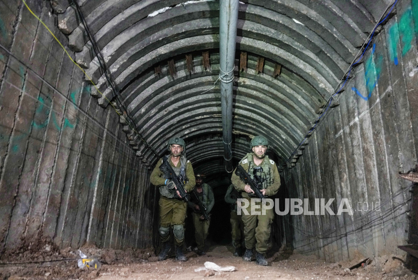 Tentara Israel terlihat di sebuah terowongan yang menurut militer digunakan militan Hamas untuk menyerang penyeberangan Erez di Jalur Gaza utara, Jumat, (15/12/2023).