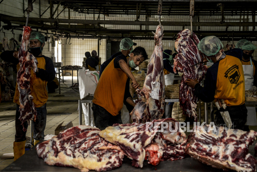 Pesan Utama Idul Adha, Kepasrahan dan Ketulusan. Pekerja memotong daging sapi kurban di Rumah Pemotongan Hewan (RPH) PD Dharma Jaya, Cakung, Jakarta, Jumat (31/7). Ratusan ekor sapi kurban disembelih di RPH tersebut pada perayaan Idul Adha 1441 H yang berasal dari instansi pemerintah dan masyarakat serta penyembelihan itu akan berlangsung hingga Senin (3/8). Republika/Putra M. Akbar