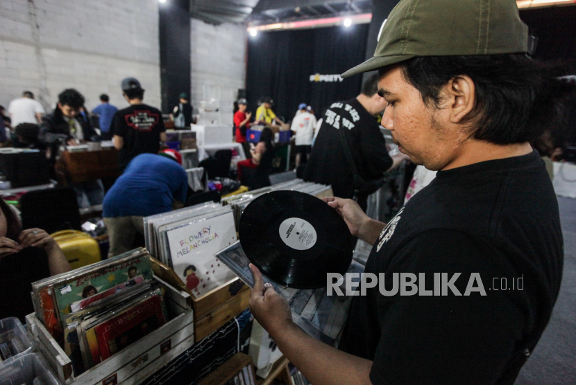 Pengunjung memilih vinyl atau piringan hitam pada acara Record Store Day di Senayan Park, Jakarta, Sabtu (27/4/2024). Acara tahunan Record Store Day Indonesia itu dimeriahkan oleh 20 toko rilisan fisik musik dan 43 musisi serta band melepas karyanya secara eksklusif pada acara tersebut. Acara tahunan yang mulai dirayakan sejak 2012 tersebut digelar pada 27-28 April 2024.
